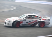 开云体育登录-赛车惊险逆转取胜，粉丝狂欢不已