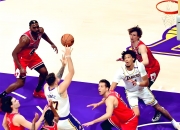 开云下载-公牛完胜湖人，哈登扛起全队