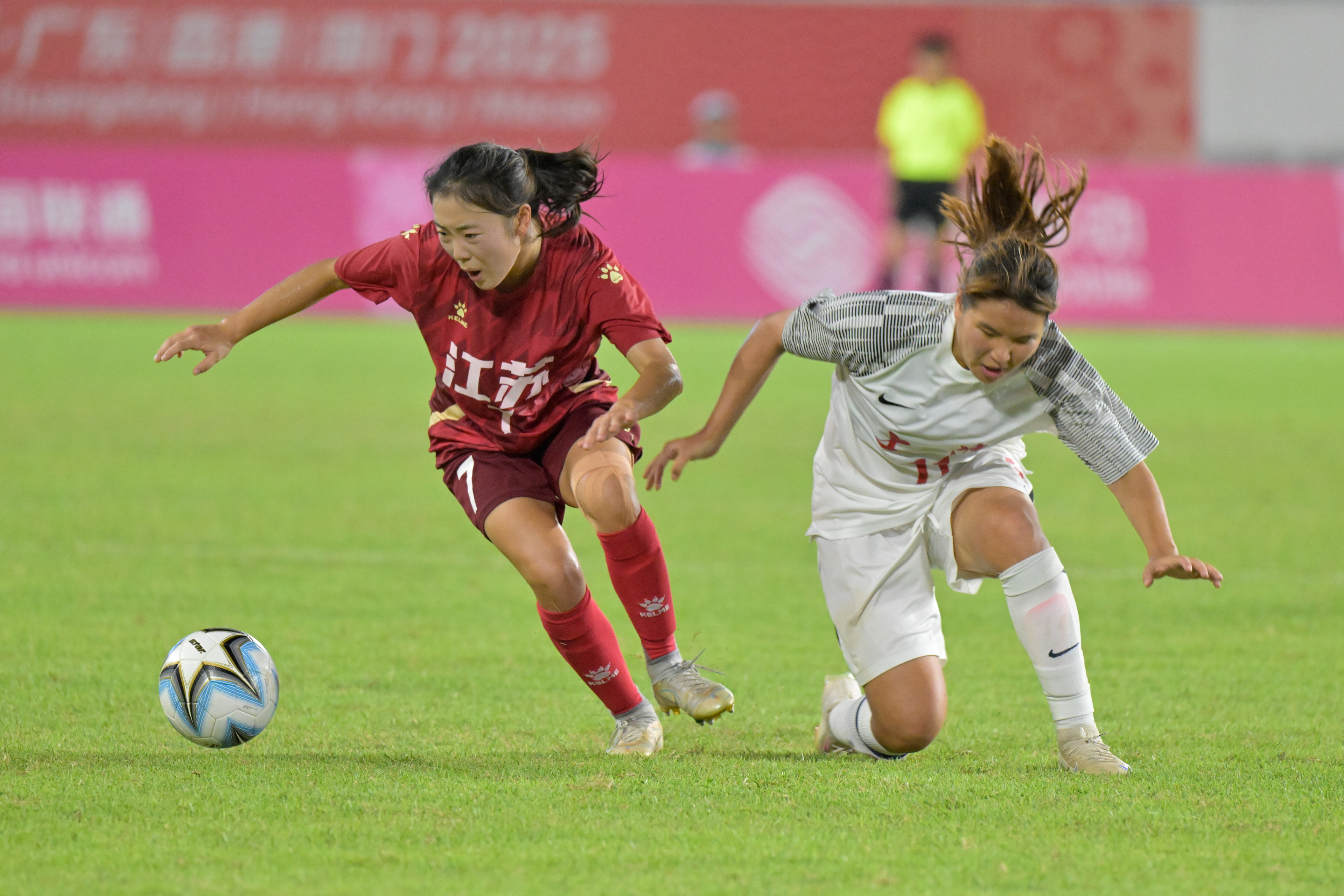 女足比赛中球员的精彩表现赢得掌声